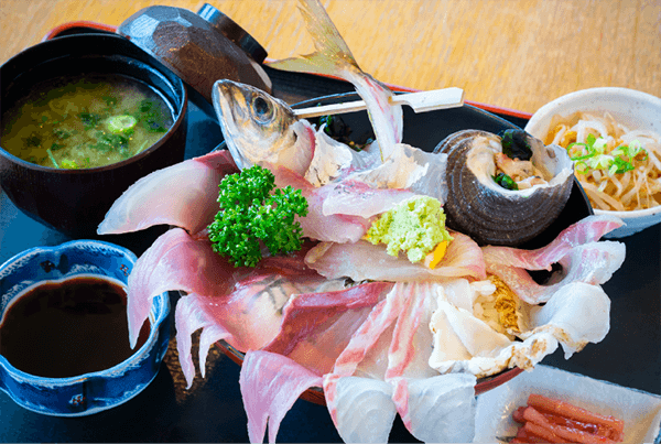 昼食は「関あじ関さば館」で、関の魚介に舌鼓。大きなネタがあふれる海鮮丼は新鮮そのものです。