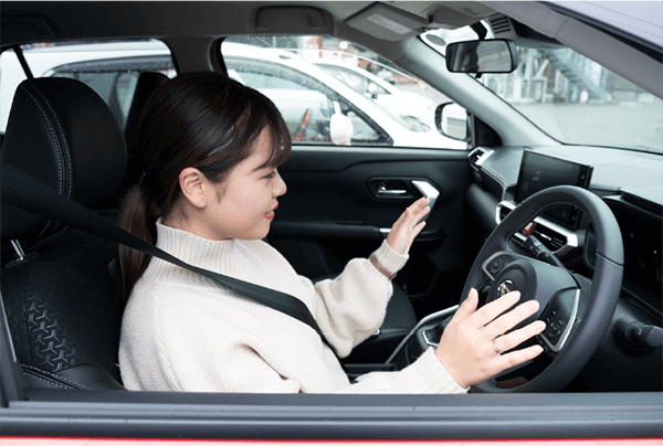 カメラで駐車枠を検知し、音声とモニターガイドに加え、ハンドル操作を自動でアシスト。ドライバーは周囲の安全確認に専念でき、音声と画面の案内に従いながらアクセル、ブレーキで速度を調整し駐車します。