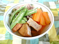 さつま揚げときぬさやの煮物